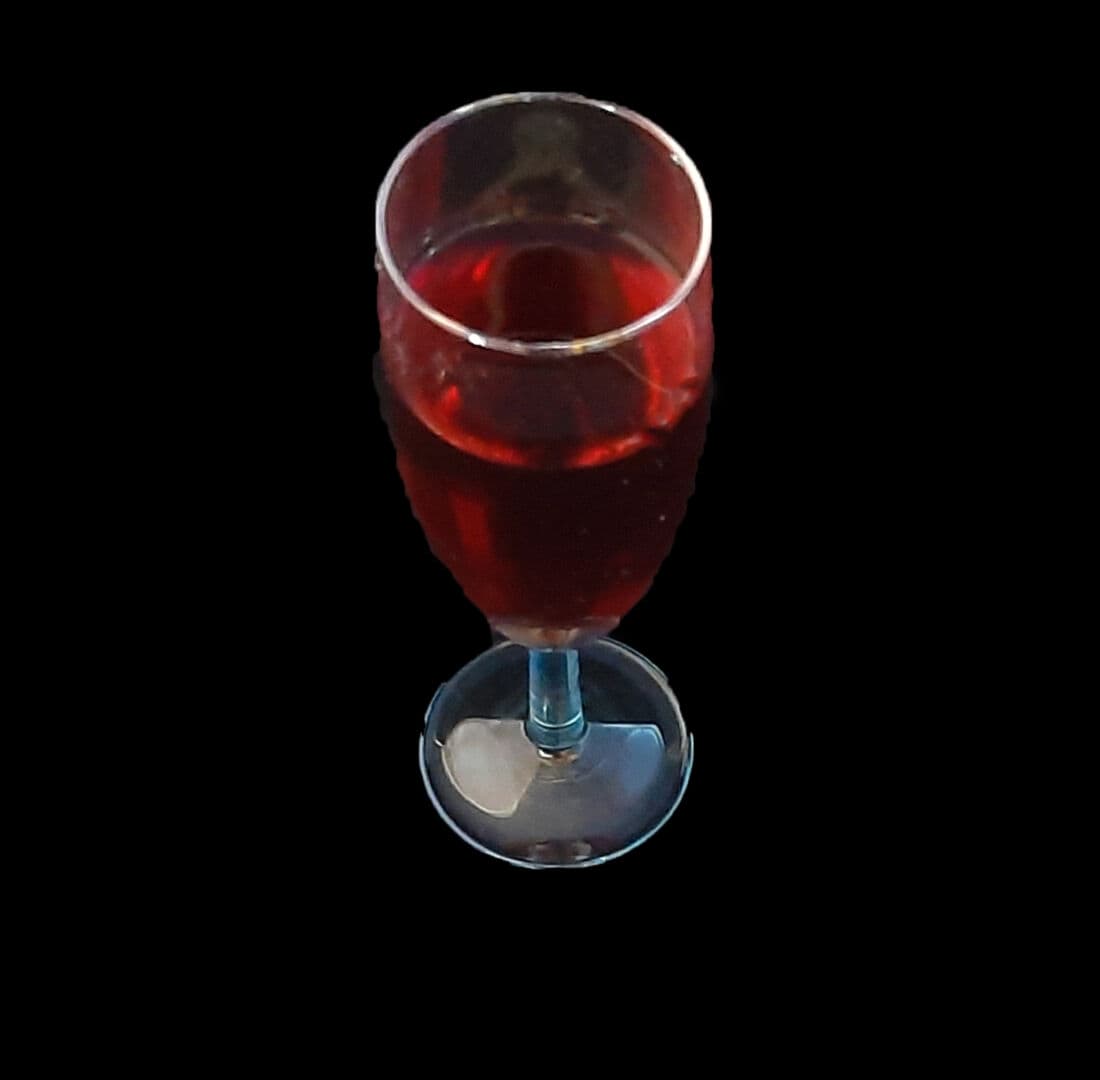 Verre de kir préparé avec du vin blanc sec et de la crème de cassis