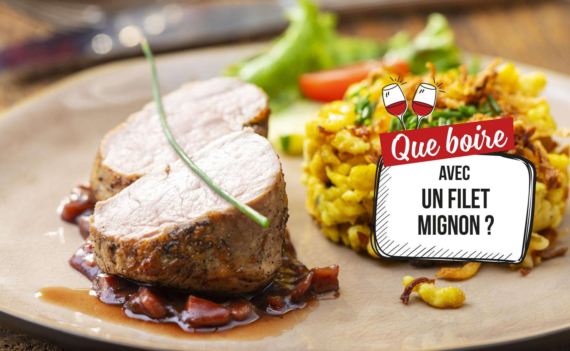 Filet mignon tranché entouré de légumes rôtis et d'un verre de vin rouge sur une table