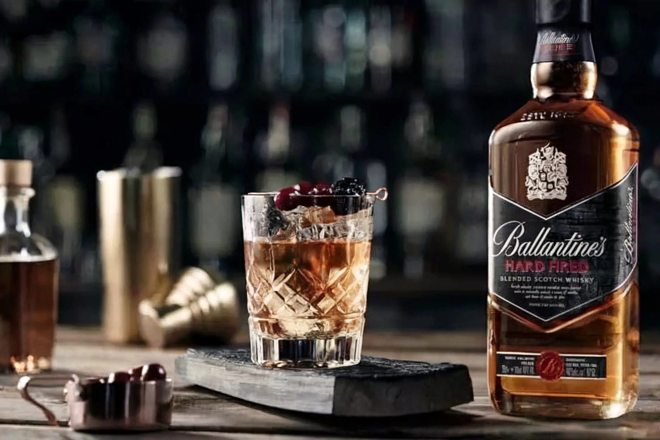 Bouteille de Ballantine's Finest, blended scotch whisky écossais, posée sur un comptoir