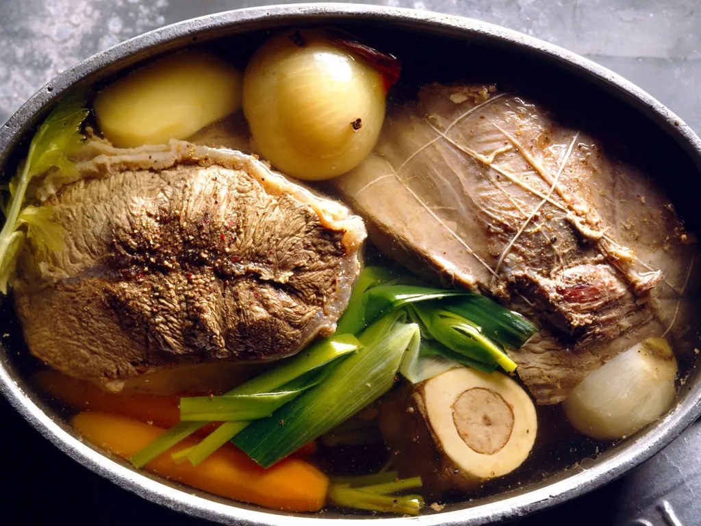 Pot-au-feu traditionnel au bœuf avec légumes et bouillon dans une cocotte