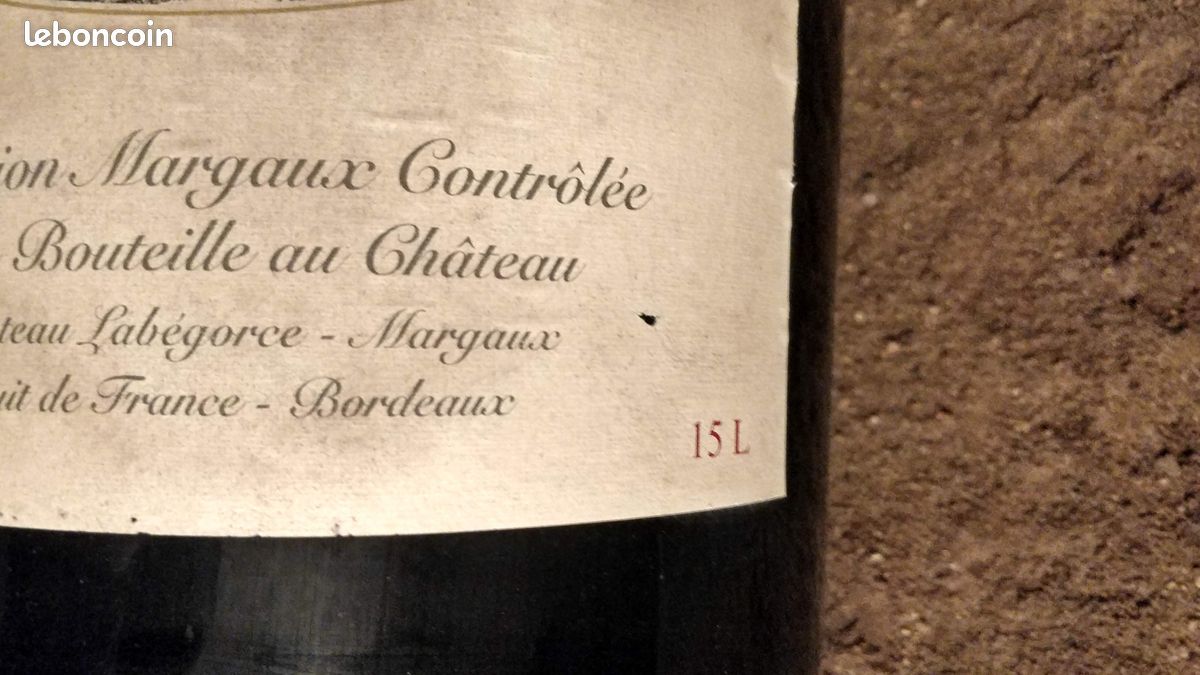 Grand Nabuchodonosor de vin de 15 litres présenté sur une table de dégustation