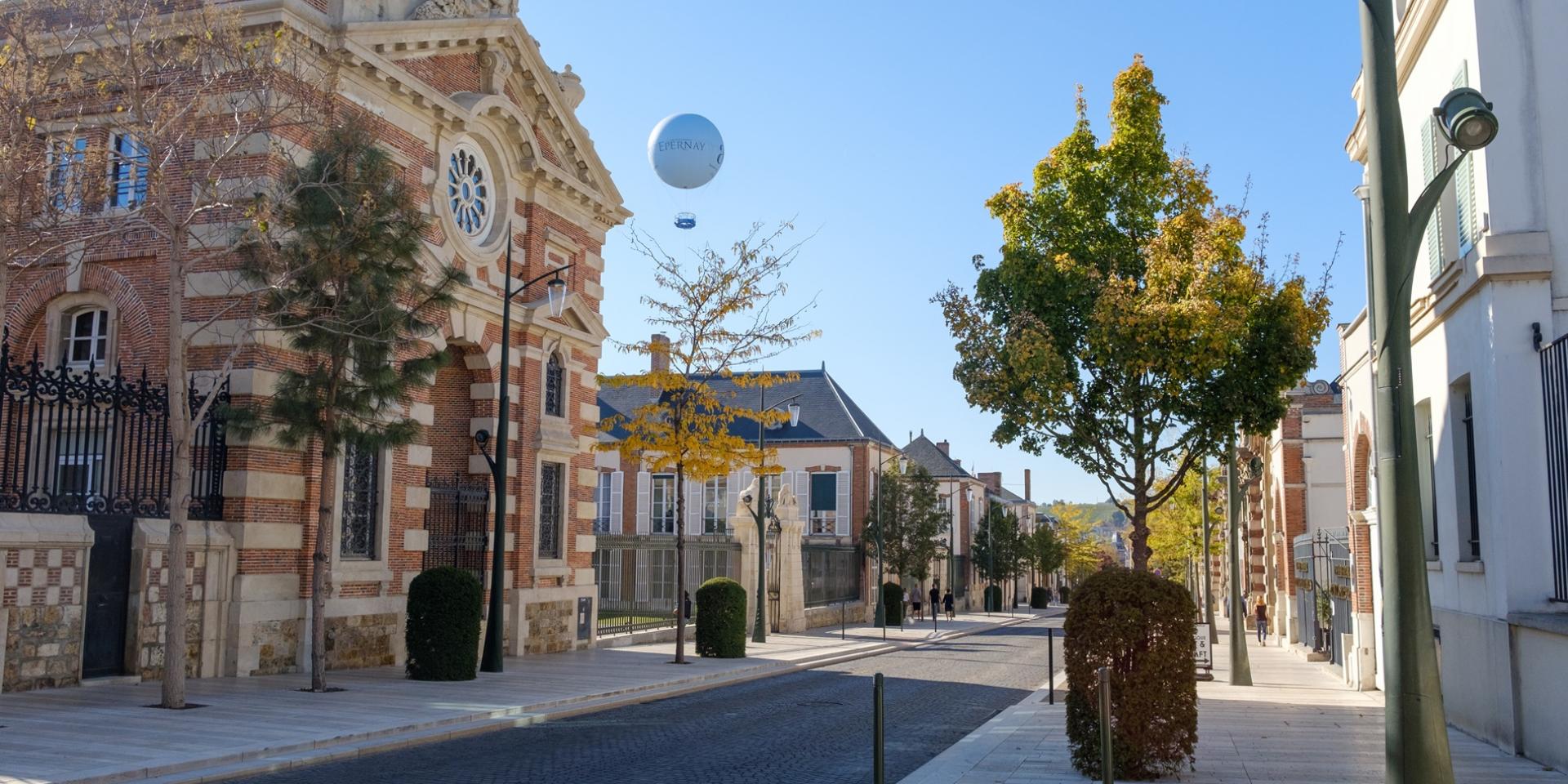 Avenue de Champagne à Épernay bordée de maisons de Champagne