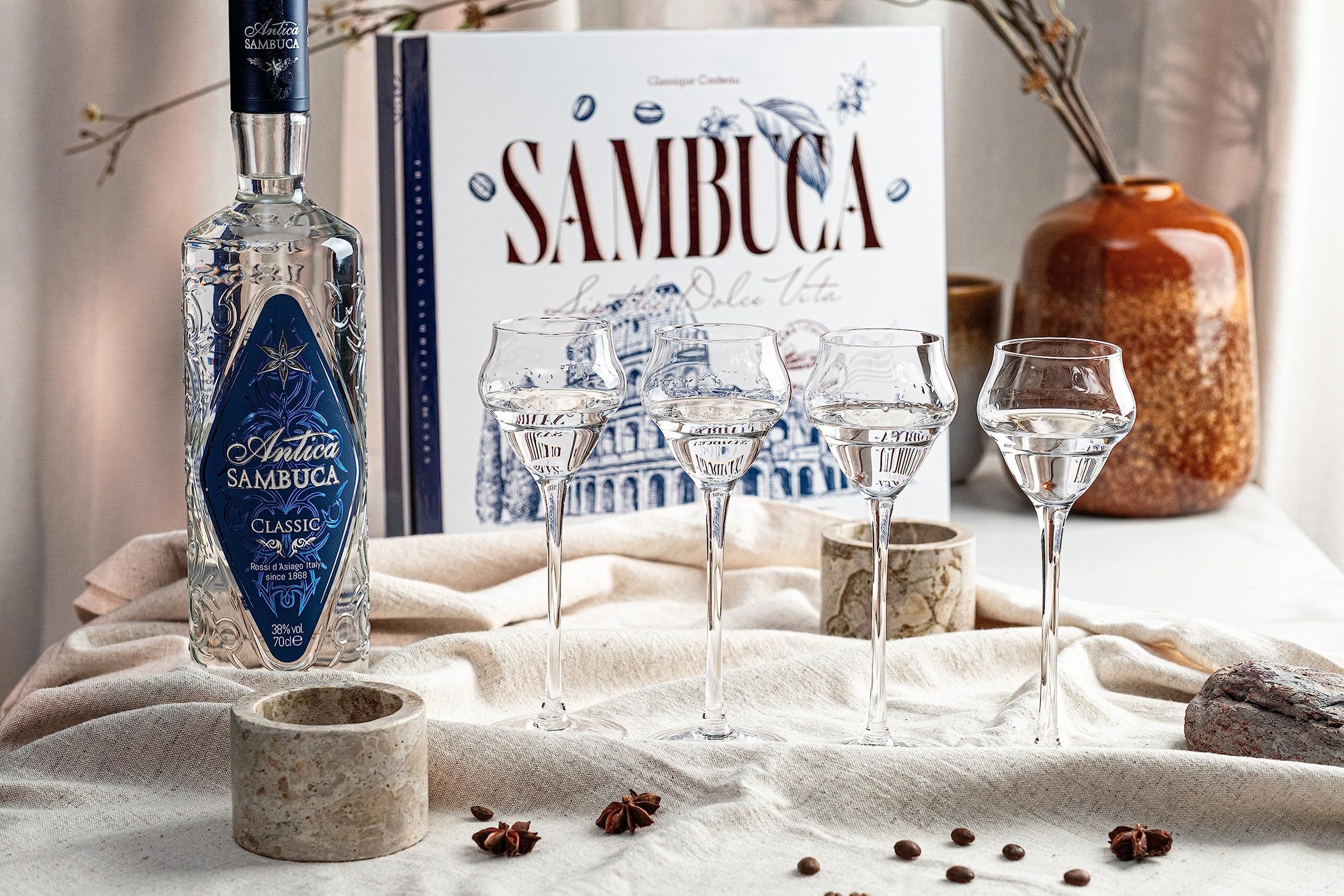 Verre de sambuca blanche avec grains de café et anis étoilé