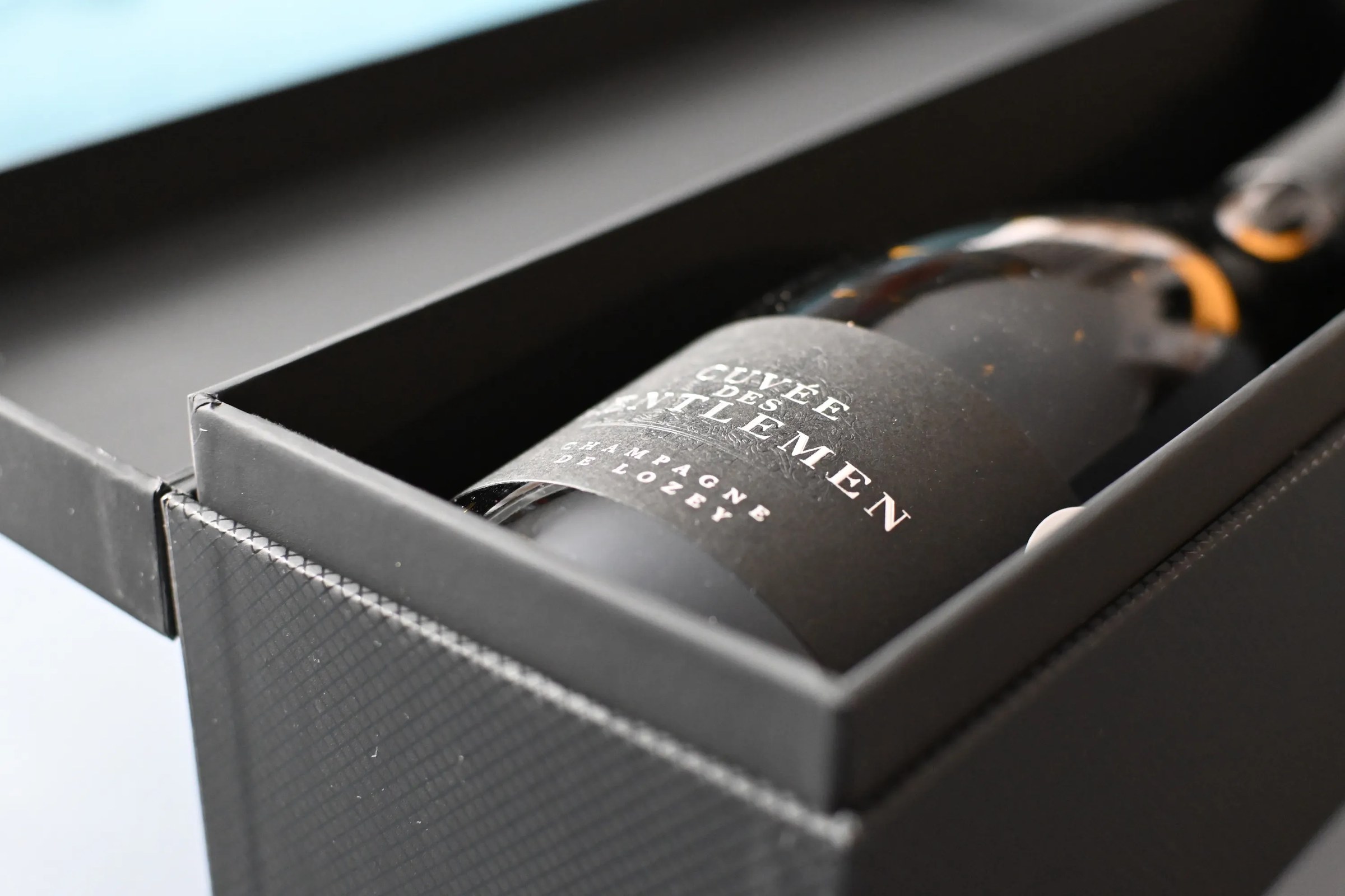 Bouteille de vin rouge avec une étiquette personnalisée portant un prénom et une date