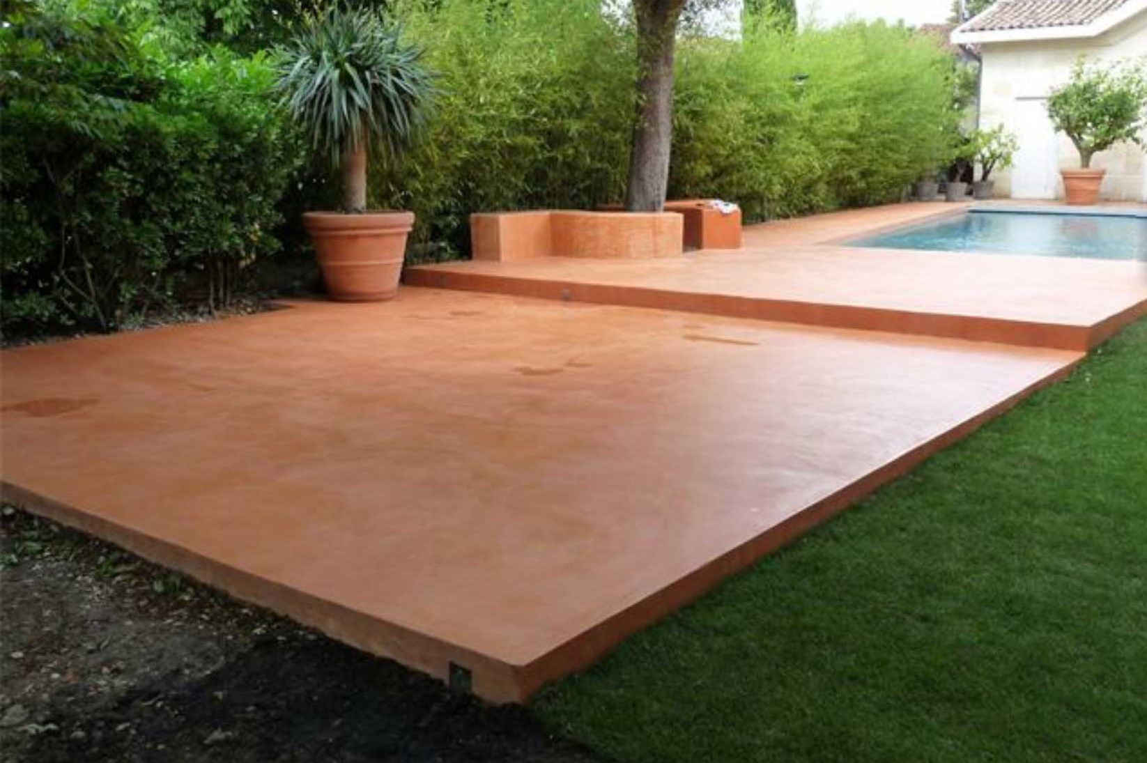 Terrasse extérieure en béton imprimé avec motif de pierre et mobilier de bar à vins
