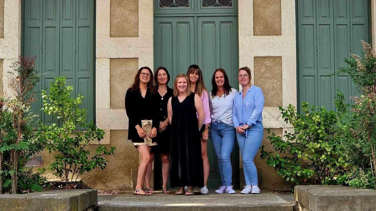 Ventouse posée devant des toilettes blanches pour déboucher un WC